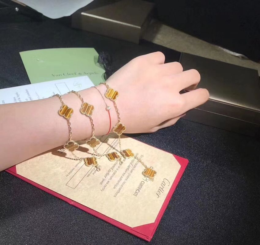 गुणवत्ता 18K सोने और असली हीरे वैन क्लीफ और अर्पेल्स 5 मोटिफ्स विंटेज अलहम्ब्रा ब्रेसलेट कारखाना